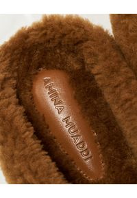 AMINA MUADDI - Brązowe klapki Giuly. Nosek buta: okrągły. Kolor: brązowy. Materiał: guma, polar #8