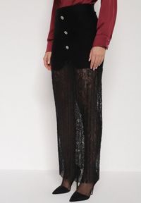 Born2be - Czarna Dzianinowa Spódnica z Wiskozą Zdobiona Koronką i Guzikami Sewora. Okazja: na co dzień. Kolor: czarny. Materiał: wiskoza, dzianina, koronka. Wzór: aplikacja, koronka. Styl: casual, klasyczny #1