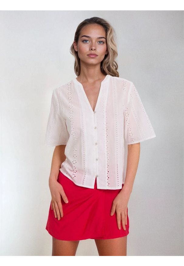 Sinsay - Koszulowa ażurowa bluzka z bawełny - biały. Kolor: biały. Materiał: bawełna. Wzór: ażurowy