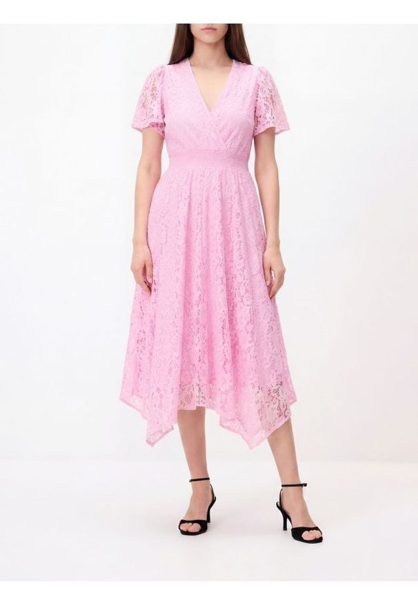 Reserved - Koronkowa sukienka midi - pastelowy róż. Kolor: różowy. Materiał: koronka. Długość: midi