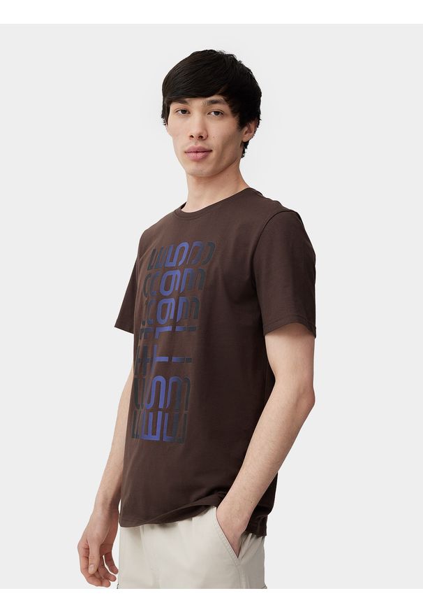 4f - T-shirt regular z nadrukiem męski. Kolor: brązowy. Materiał: bawełna. Wzór: nadruk