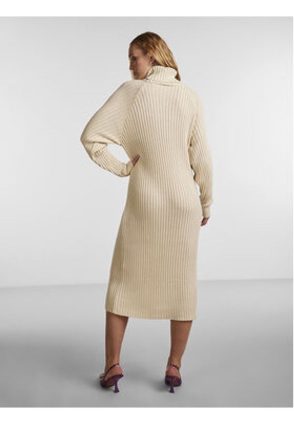 YAS Sukienka dzianinowa Mavi 26028660 Beżowy Regular Fit. Kolor: beżowy. Materiał: syntetyk