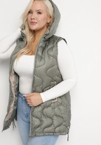 Born2be - Jasnozielona Kamizelka z Ozdobnym Pikowaniem i Odpinanym Kapturem Govianne. Okazja: na co dzień. Kolekcja: plus size. Kolor: zielony. Materiał: jeans. Styl: casual, elegancki #4