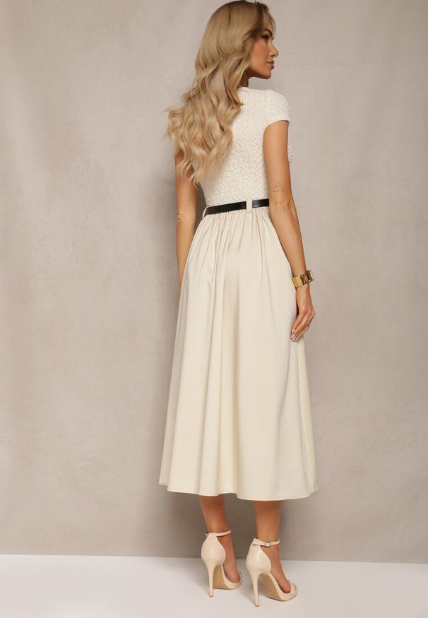 Renee - Beżowa Sukienka o Rozkloszowanym Kroju z Krótkim Rękawem i Paskiem z Ekoskóry Frinna. Okazja: na co dzień, na imprezę. Typ kołnierza: dekolt w łódkę. Kolor: beżowy. Długość rękawa: krótki rękaw. Typ sukienki: rozkloszowane. Styl: casual, elegancki