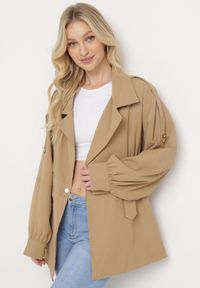 Born2be - Ciemnobeżowy Krótki Płaszcz z Bufiastymi Rękawami i Elastycznym Paskiem z Klamrą Lirenda. Okazja: na co dzień. Kolor: beżowy. Długość: krótkie. Styl: casual, elegancki, klasyczny #6