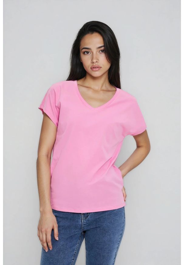 MOODO - Bawełniany t-shirt z dekoltem w serek różowy. Typ kołnierza: dekolt w serek. Kolor: różowy. Materiał: bawełna