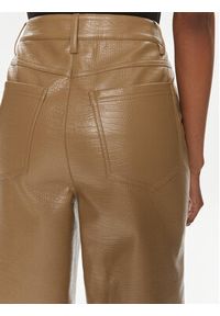 ROTATE Spodnie z imitacji skóry 1121432512 Brązowy Regular Fit. Kolor: brązowy. Materiał: skóra
