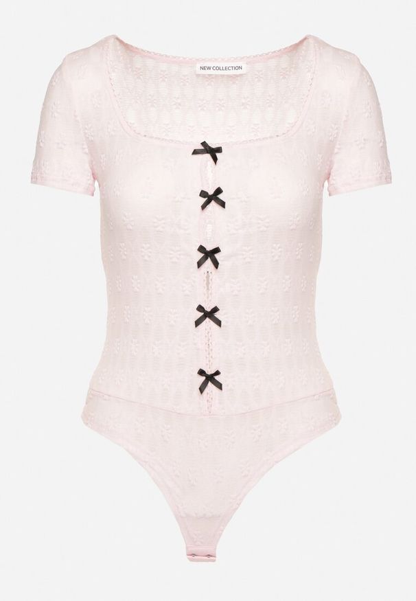 Born2be - Różowe Dopasowane Body z Tłoczonej Tkaniny Zdobione Wycięciami z Kokardkami Redelina. Okazja: na co dzień. Typ kołnierza: kokarda. Kolor: różowy. Materiał: tkanina. Długość rękawa: krótki rękaw. Długość: krótkie. Wzór: aplikacja. Styl: elegancki, casual