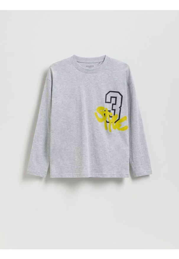 Reserved - Longsleeve z nadrukiem - jasnoszary. Kolor: szary. Materiał: dzianina, bawełna. Długość rękawa: długi rękaw. Wzór: nadruk