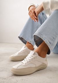 Renee - Beżowe Sneakersy z Geometrycznym Wzorem Elrineth. Kolor: beżowy. Materiał: prążkowany, jeans. Wzór: geometria #1