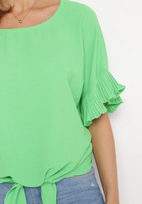 Born2be - Zielona Bluzka z Ozdobną Falbanką i Wiązaniem na Dole Linasetta. Kolor: zielony #3