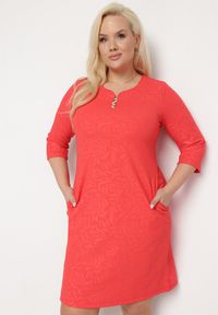 Born2be - Czerwona Trapezowa Sukienka z Ozdobnymi Guzikami Przy Dekolcie Alimanis. Kolekcja: plus size. Kolor: czerwony. Wzór: kwiaty. Typ sukienki: trapezowe. Styl: elegancki