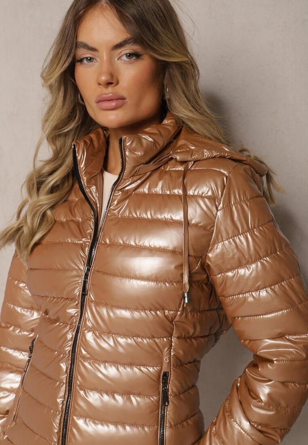 Renee - Ciemnobeżowa Kurtka Ozdobiona Pikowaniem z Odpinanym Kapturem Mivvera. Kolor: beżowy. Materiał: jeans. Wzór: aplikacja. Styl: sportowy