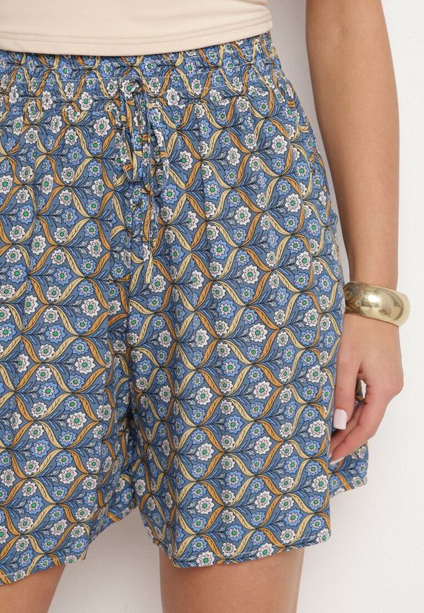 Born2be - Niebieskie Bawełniane Szorty z Wysokim Stanem w Kwiaty Napione. Okazja: na co dzień. Stan: podwyższony. Kolor: niebieski. Materiał: bawełna. Wzór: kwiaty. Styl: casual