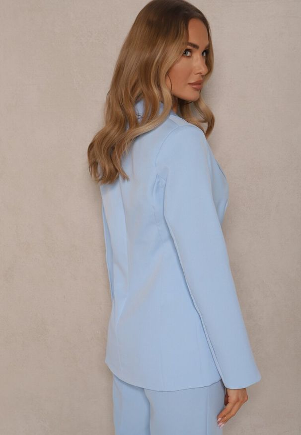 Renee - Jasnoniebieska Marynarka z Usztywnionymi Ramionami i Imitacją Kieszeni Halonia. Okazja: na co dzień, na spotkanie biznesowe. Kolor: niebieski. Materiał: jeans. Styl: biznesowy, klasyczny, elegancki, casual