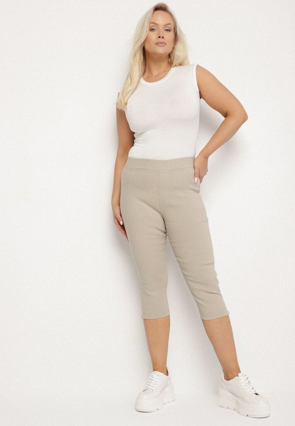 Born2be - Beżowe Spodnie z Bawełny o Kroju Capri Dolonisa. Okazja: na co dzień. Kolor: beżowy. Materiał: bawełna. Styl: młodzieżowy, elegancki, casual