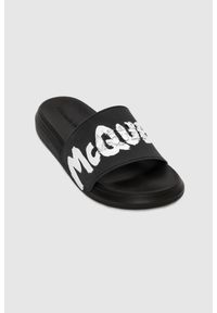 Alexander McQueen - ALEXANDER MCQUEEN Czarne klapki męskie z białym logo. Kolor: czarny