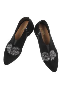 Czarne Botki S.Barski Modne Obuwie Damskie Z Broszką. Okazja: na co dzień. Zapięcie: zamek. Kolor: czarny. Materiał: zamsz. Wzór: aplikacja, kwiaty. Obcas: na obcasie. Styl: casual, glamour, elegancki. Wysokość obcasa: niski #2