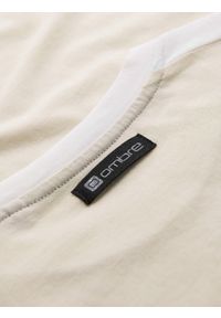 Ombre Clothing - Męski t-shirt z kontrastowymi lampasami – kremowy V7 - Rozmiar: L. Okazja: na co dzień. Kolor: kremowy. Materiał: materiał, jersey, poliester, bawełna. Wzór: melanż, aplikacja. Styl: klasyczny, sportowy, casual #5