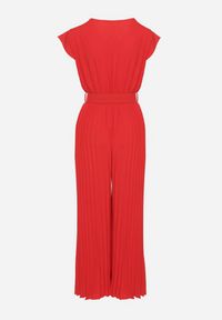 Born2be - Czerwony Kombinezon o Kopertowym Kroju z Plisami i Paskiem w Talii Salivania. Okazja: na co dzień. Kolor: czerwony. Styl: elegancki, casual #4
