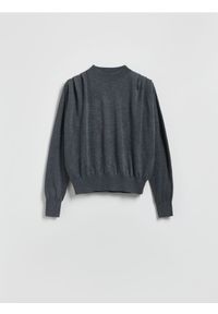 Reserved - Sweter z zakładkami na ramionach - ciemnoszary. Kolor: szary. Materiał: wełna, dzianina