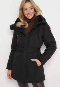 Born2be - Czarna Pikowana Kurtka z Bawełną o Długim Kroju z Kapturem i Paskiem Senathiel. Okazja: na co dzień. Typ kołnierza: kaptur. Kolor: czarny. Materiał: bawełna. Długość: długie. Styl: casual, elegancki #1