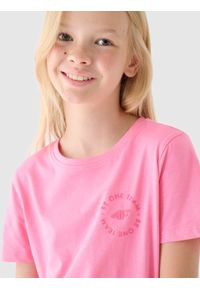 4F JUNIOR - T-shirt z nadrukiem dziewczęcy - różowy. Okazja: na co dzień. Kolor: różowy. Materiał: dzianina, jersey, bawełna. Długość rękawa: krótki rękaw. Długość: krótkie. Wzór: nadruk. Sezon: lato. Styl: klasyczny, casual, sportowy #1