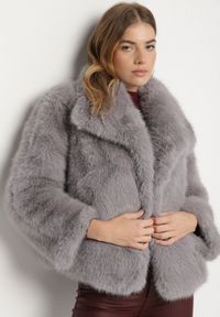 Born2be - Szara Jednorzędowa Kurtka Futerko z Szerokim Kołnierzem Conellia. Okazja: na co dzień. Kolor: szary. Materiał: futro. Styl: casual, elegancki #3