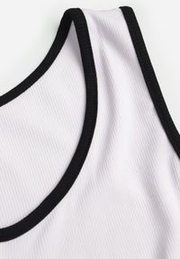 Born2be - Biały Bawełniany Top w Prążki z Guzikami przy Dekolcie Bervise. Okazja: na co dzień. Kolor: biały. Materiał: bawełna. Wzór: prążki. Styl: casual #4