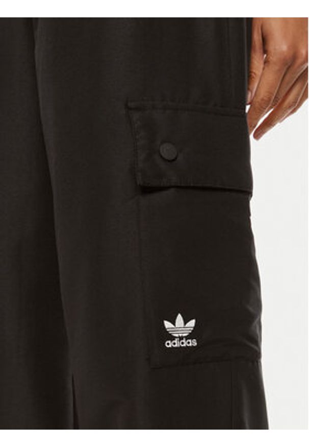 Adidas - adidas Spodnie dresowe Essentials Woven Cargo IX9974 Czarny Loose Fit. Kolor: czarny. Materiał: syntetyk