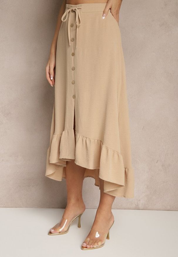 Renee - Beżowa Spódnica z Przedłużonym Tyłem Zdobiona Falbanami i Guzikami Maleira. Okazja: na co dzień. Kolor: beżowy. Wzór: aplikacja. Styl: elegancki, boho, casual