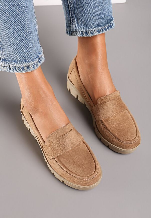 Born2be - Ciemnobeżowe Półbuty w Stylu Mokasynów na Koturnie ze Skórzaną Wkładką z Ozdobnym Paskiem Rieva. Okazja: na co dzień, na spotkanie biznesowe. Zapięcie: pasek. Kolor: beżowy. Materiał: skóra. Obcas: na koturnie. Styl: casual, biznesowy, elegancki. Wysokość obcasa: średni