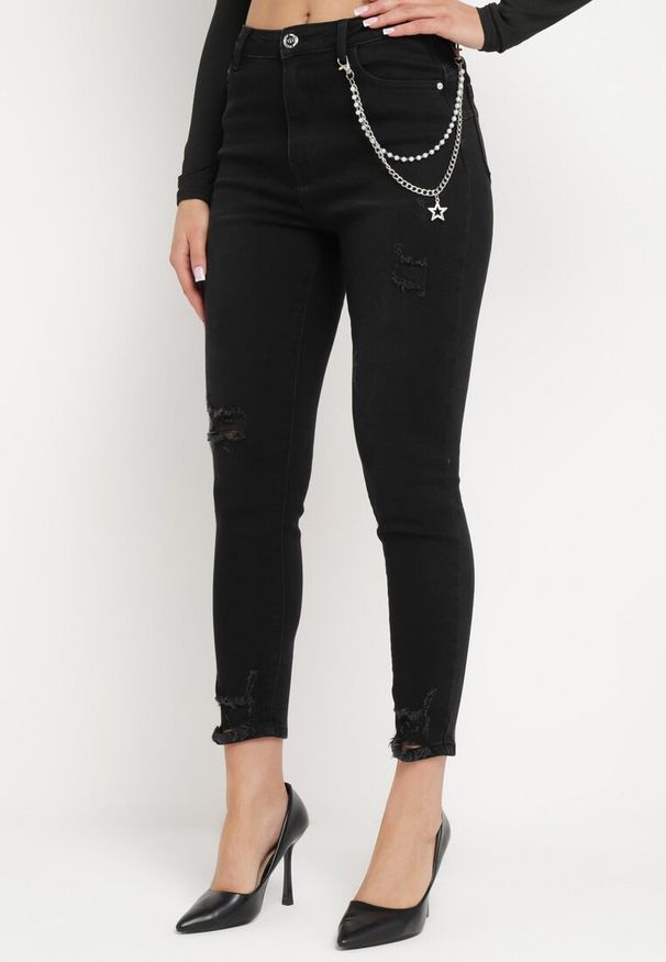 Born2be - Czarne Jeansy Skinny z Ozdobnym Odpinanym Łańcuszkiem i Dziurami Dalphina. Okazja: na co dzień. Kolor: czarny. Wzór: aplikacja. Styl: klasyczny, casual, elegancki