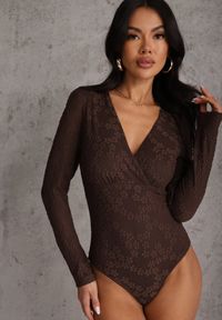 Renee - Brązowe Body Longsleeve z Kopertowym Dekoltem w Kwiatowy Print Zenneva. Typ kołnierza: dekolt w kształcie V. Kolor: brązowy. Długość rękawa: długi rękaw. Długość: długie. Wzór: nadruk, kwiaty #4