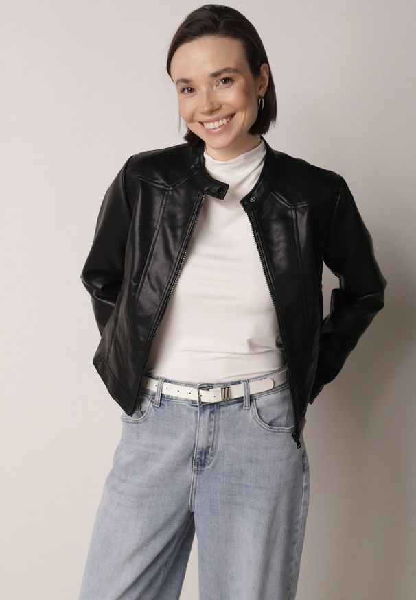 Born2be - Czarna Kurtka Ramoneska o Taliowanym Kroju ze Stójką Fezinia. Okazja: na co dzień. Typ kołnierza: kołnierzyk stójkowy. Kolor: czarny. Materiał: jeans, poliester. Styl: elegancki, casual