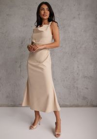 Renee - Beżowa Sukienka VICES z Metaliczną Ozdobą na Ramieniu Coraena. Okazja: na randkę. Kolor: beżowy. Wzór: aplikacja. Typ sukienki: asymetryczne. Styl: elegancki #4
