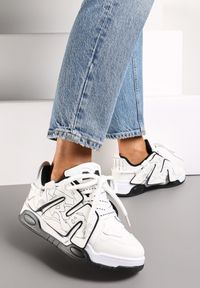 Renee - Białe Sneakersy z Podwójnym Wiązaniem i Ozdobną Naszywką Suhren. Okazja: na co dzień. Kolor: biały. Wzór: aplikacja