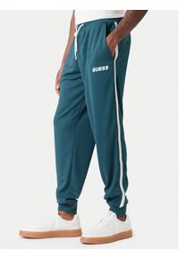 Guess Spodnie dresowe Z6RB13 KD482 Zielony Regular Fit. Kolor: zielony. Materiał: syntetyk #1
