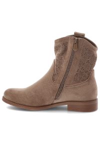 Botki damskie S.Barski, cholewka z materiału ażurowe wykończenie krótka cholewka pętla z tyłu elegancki fason, brązowe, HY61-8025. Kolor: brązowy. Materiał: materiał. Szerokość cholewki: normalna. Wzór: ażurowy. Sezon: wiosna, jesień. Obcas: na obcasie. Styl: elegancki. Wysokość obcasa: niski #6