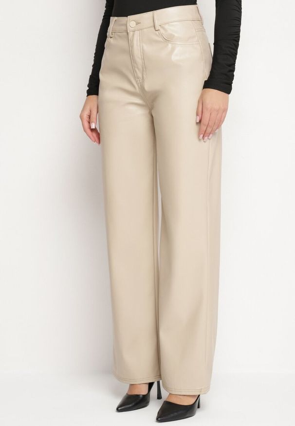 Born2be - Beżowe Spodnie o Szerokim Kroju z Wysokim Stanem z Ekoskóry Enadria. Okazja: na co dzień. Stan: podwyższony. Kolor: beżowy. Sezon: zima. Styl: casual, elegancki, klasyczny