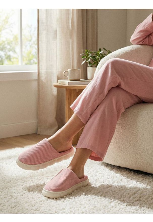 Sinsay - Wsuwane kapcie z miękką cholewką - różowy. Zapięcie: bez zapięcia. Kolor: różowy. Szerokość cholewki: normalna
