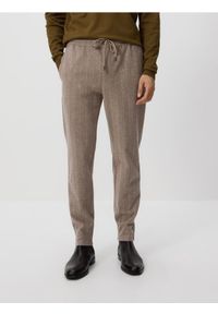 Reserved - Spodnie regular z wiązaniem - beżowy. Kolor: beżowy. Materiał: wiskoza, dzianina #1