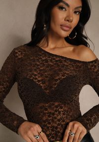 Renee - Brązowa Bluzka Longsleeve z Koronki z Asymetrycznym Dekoltem Liwedisa. Okazja: na imprezę, na randkę. Kolor: brązowy. Materiał: koronka. Długość rękawa: długi rękaw. Długość: długie. Wzór: koronka #5