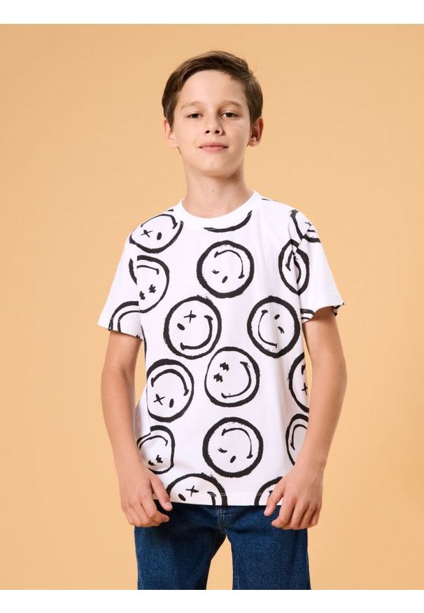 Sinsay - Bawełniana koszulka z krótkim rękawem Smiley - biały. Kolor: biały. Materiał: bawełna. Długość rękawa: krótki rękaw. Długość: krótkie