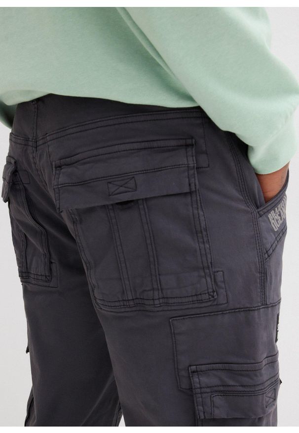 bonprix - Długie bermudy ze stretchem z kieszeniami cargo, regular fit. Kolor: czarny, szary. Długość: długie. Styl: elegancki