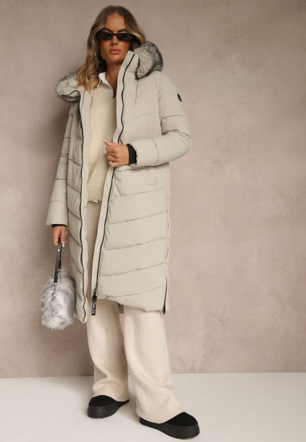 Renee - Beżowa Pikowana Kurtka o Długim Kroju z Kapturem z Futrem Galianesa. Okazja: na co dzień, na spacer. Typ kołnierza: kaptur. Kolor: beżowy. Materiał: futro. Długość: długie. Wzór: aplikacja. Styl: casual, elegancki