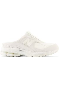 Buty męskie New Balance M2002RMQ – białe. Zapięcie: bez zapięcia. Kolor: biały. Materiał: materiał, syntetyk, skóra, guma. Szerokość cholewki: normalna. Sport: turystyka piesza #1