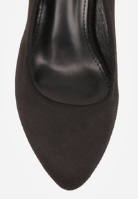 Born2be - Czarne Czółenka Agatheris. Kolor: czarny. Szerokość cholewki: normalna. Wzór: gładki, aplikacja. Obcas: na obcasie. Styl: klasyczny. Wysokość obcasa: średni #2