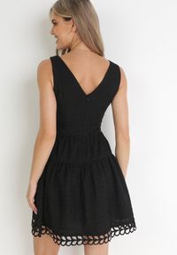 Born2be - Czarna Taliowana Sukienka Mini z Ozdobną Koronką Veronisa. Okazja: na co dzień, na spacer. Kolor: czarny. Materiał: koronka. Wzór: koronka. Styl: casual, wakacyjny. Długość: mini #2