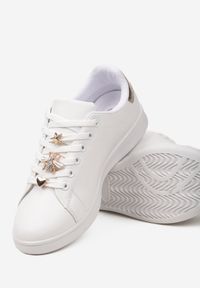 Born2be - Biało-Złote Sneakersy Sznurowane z Metalowymi Ozdobami Alivrepa. Nosek buta: okrągły. Zapięcie: sznurówki. Kolor: biały. Materiał: materiał. Wzór: aplikacja. Obcas: na obcasie. Wysokość obcasa: niski #3